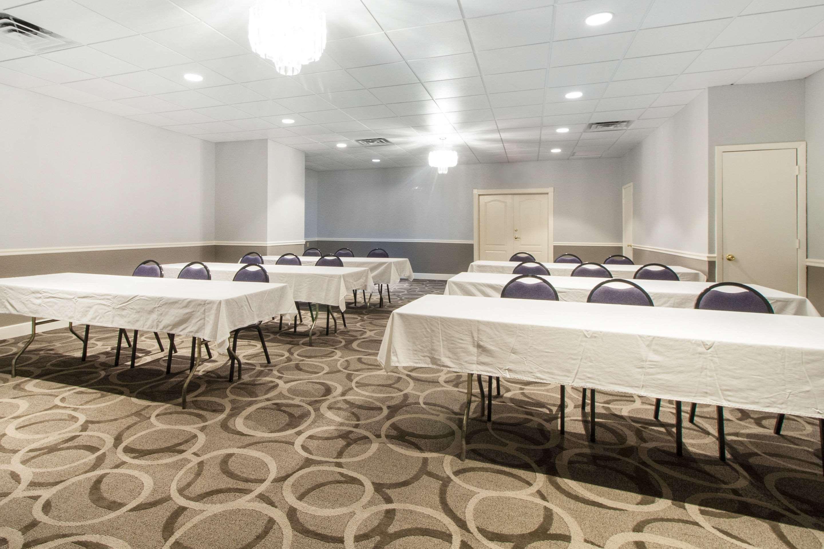 Quality Inn & Suites Conference Center Нью-Порт-Ричи Экстерьер фото